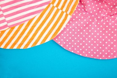 Yaz konsepti düz yatıyordu. Tekstil, kumaş, kumaş pembe polka dot ve mavi arka plan üzerinde çizgili orange. Uzay kopyalayın. Modern, blog için trendy. 