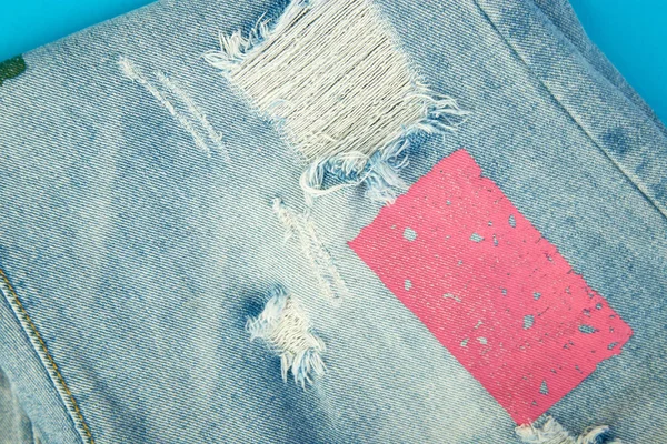 Jeans Fond Avec Denim Destructeur Rose Bleu Sur Fond Papier — Photo