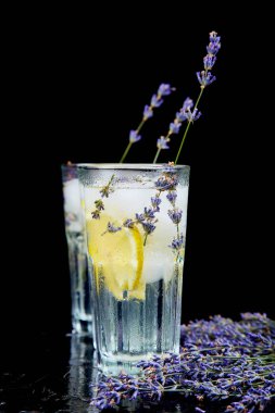 Lavanta Limonata limon ve siyah arka plan üzerine buz. Suyu detoks. Yaz içeceği. Diyet kokteyl. Güzel.