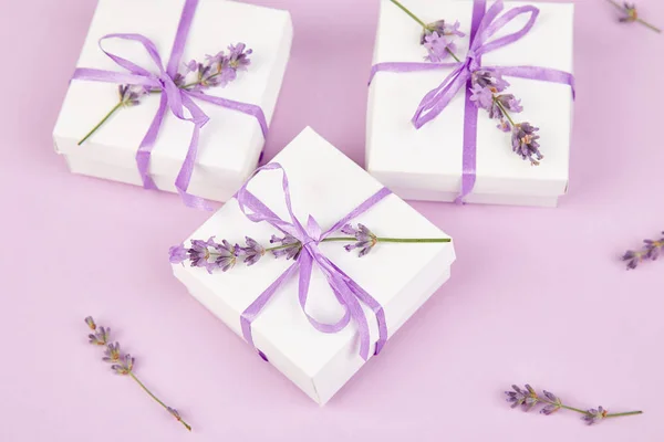 Białe Pudełko Fioletowym Wstążki Bukiet Kwiatów Lawendy Różowym Tle Uroczystości — Zdjęcie stockowe