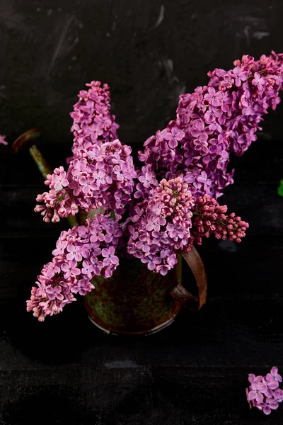 Hermoso ramo de flores de lila en una regadera de metal, olla — Foto de Stock