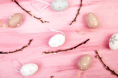 Söğüt dalı ile pembe arka plan üzerinde Paskalya yortusu yumurta.