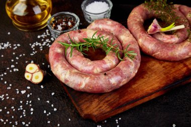 Biberiye, tuz ve peper ham sarmal domuz sosisi