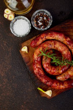 Rosemary ile ızgara veya kavrulmuş sarmal domuz sosisi