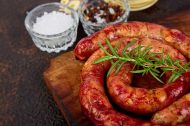 Rosemary ile ızgara veya kavrulmuş sarmal domuz sosisi