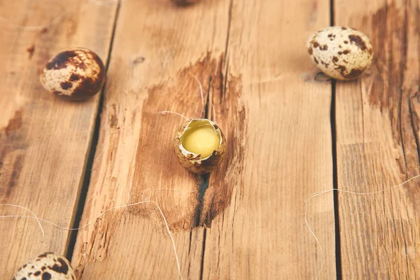 Quail eggs on wooden background. Happy easter. — Stock Photo, Image