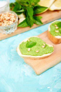 Bruschetta taze fesleğen pesto sos, parmesan peyniri ile 