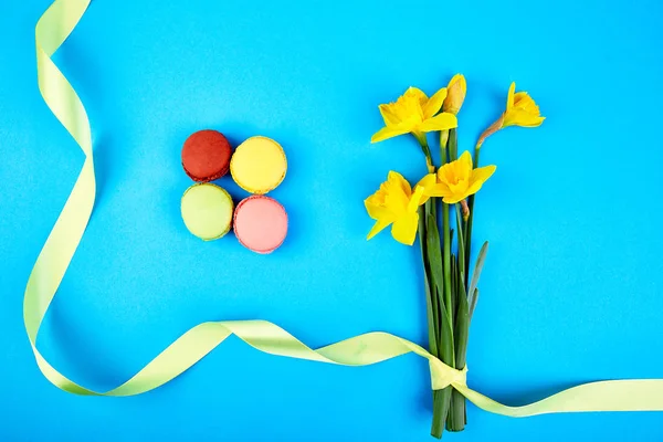 Francuski przysmak, kolorowy z wiosna blossom macaroons. — Zdjęcie stockowe