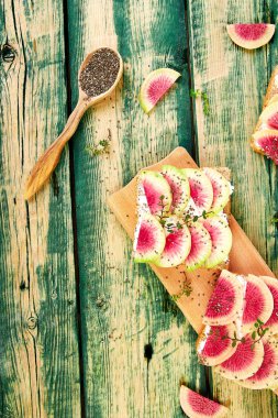 Sağlıklı kahvaltı tost dilimli karpuz turp üzerinden