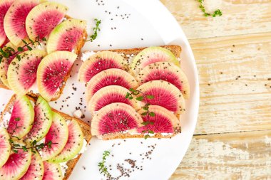 Sağlıklı kahvaltı tost dilimli karpuz turp üzerinden