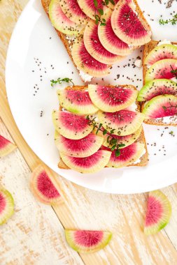 Sağlıklı kahvaltı tost dilimli karpuz turp üzerinden