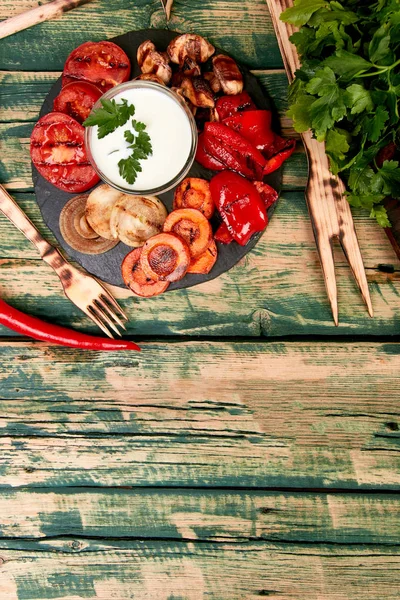 Siyah arka planda ızgara sebzeler. Diyet vegan gıda. — Stok fotoğraf