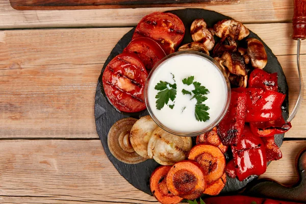 Verduras a la parrilla sobre fondo negro. Alimento vegano de dieta . — Foto de Stock