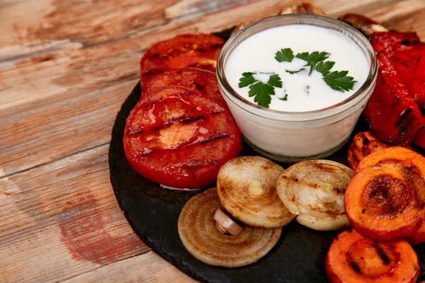 Verduras a la parrilla sobre fondo negro. Alimento vegano de dieta . — Foto de Stock