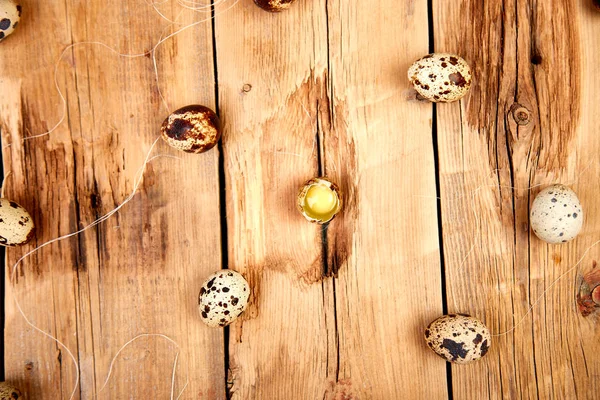 Vaktelägg på trä bakgrund. Glad påsk. — Stockfoto