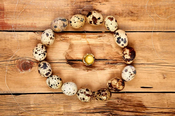 Quail eggs on wooden background. Happy easter. — Stock Photo, Image