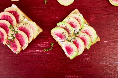 Sağlıklı kahvaltı tost dilimli karpuz turp üzerinden