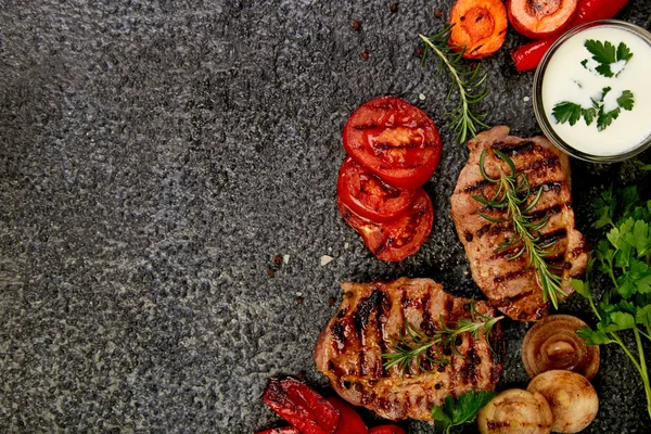 Grilovaný steak s pestré zeleninou — Stock fotografie