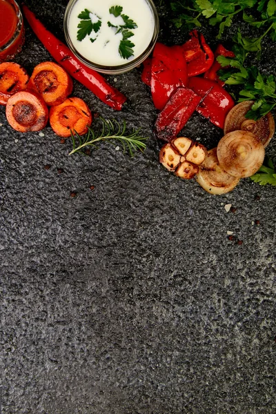 Siyah arka planda ızgara sebzeler. Diyet vegan gıda. — Stok fotoğraf