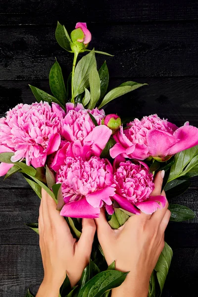 Florista Trabajo Manos Florista Mujer Sosteniendo Hermoso Ramo Peonías Mujer —  Fotos de Stock