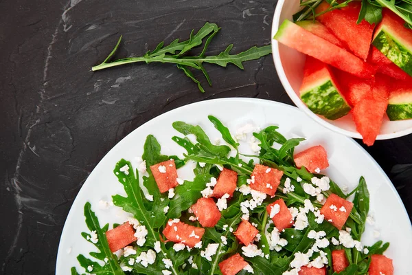 Frisse Zomer Watermeloen Salade Met Fetakaas Rucola Zwarte Tabelachtergrond Veganistisch — Stockfoto