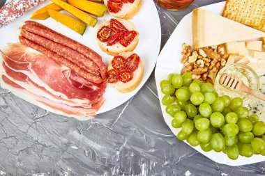 İtalyan antipasti şarap aperatifler küme. Meze yemek tabağı ile salam, peynir, üzüm, Prosciutto Brushettas grunge üzerinde arka plan gri. İtalyan yemeği. Akdeniz. Teras yatıyordu. Kopya alanı