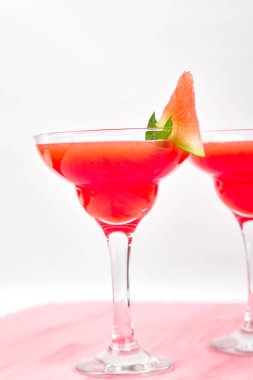 Karpuz margarita kokteyl, pembe arka plan. Nane ve yaz partisi için buz ile taze karpuz limonata. Canlandırıcı yaz içeceği.