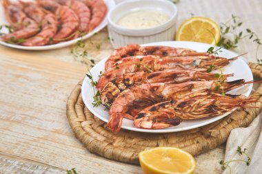 Izgara büyük kaplan karidesler beyaz plaka üzerinde karides