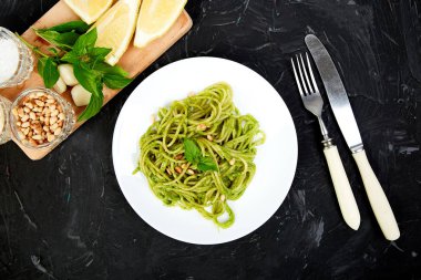 Ev yapımı fesleğen pesto ile İtalyan makarna spagetti