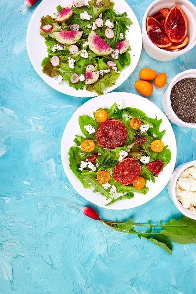 Salate mischen. Veganer, Vegetarier, Clean Eating, Diät, Ernährungskonzept. — Stockfoto