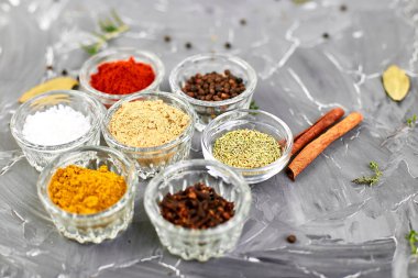 Arka plan baharat. Baharat ve baharat ile taze ve kurutulmuş bitki