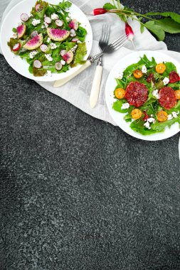 Siyah arka planda salata karıştırın. Roka feta, Chia, Kumquat ve kan portakal ile taze narenciye salatası. Karpuz turp salatası. Vejetaryen, temiz yemek, diyet, gıda kavramı. Üst görünüm, düz yatıyordu