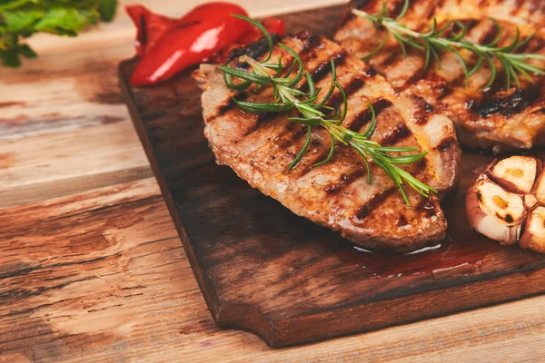 Grilovaný steak na dřevěné střihací desce — Stock fotografie