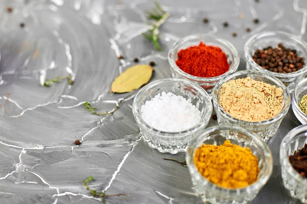 Arka plan baharat. Baharat ve baharat ile taze ve kurutulmuş bitki