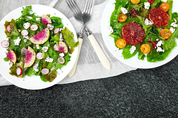Meng Salades Zwarte Achtergrond Verse Citrus Salade Met Rucola Feta — Stockfoto