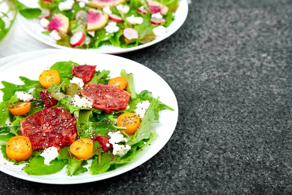 Saláty Smíchejte Černém Pozadí Čerstvý Citrusové Salát Arugulskou Feta Sikou — Stock fotografie