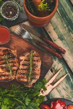 Izgara et. Rustik arka planda ızgara sebze çeşitli ahşap kesme tahtasında Steak domuz ızgara üst görünüm. Düz yatıyordu. Boşluk Kopyala.