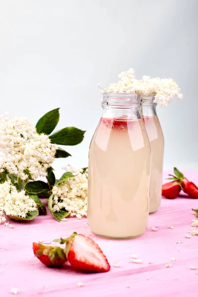 Kombucha Τσάι Elderflower Και Φράουλα Ροζ Φόντο Σπιτικό Ζύμωση Αρωματισμένο — Φωτογραφία Αρχείου