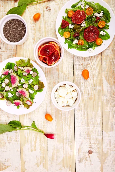 Salate Auf Holzuntergrund Mischen Frischer Zitrussalat Mit Rucola Feta Chia — Stockfoto