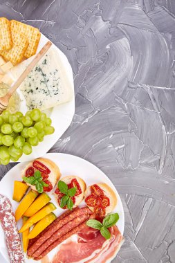 İtalyan antipasti şarap atıştırmalıkları ayarlayın. Sarsıntılı, salamlı antipasto,