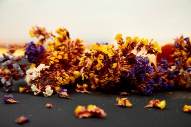 Siyah bir arka plan üzerinde bir waffle koni buket çiçekler.