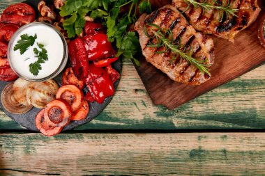 Izgara sebzeler çeşitli ahşap kesme tahtasında biftek domuz ızgara