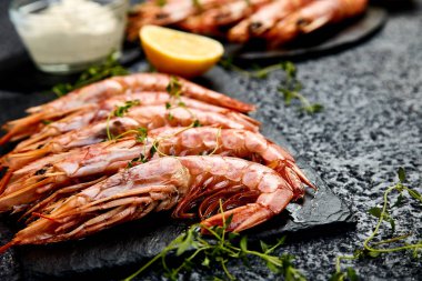 Izgara büyük kaplan karidesler siyah arduvaz plaka üzerinde karides