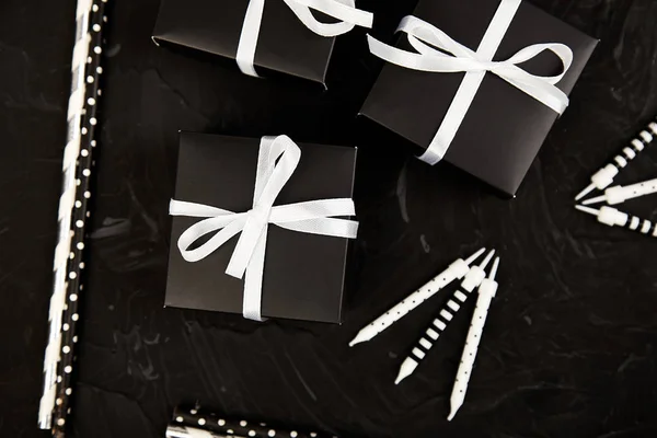 Conjunto de accesorios de cumpleaños o fiesta con cajas de regalo — Foto de Stock