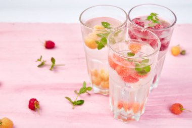 Detoks üç renkli ahududu ile aromalı su aşılanmış