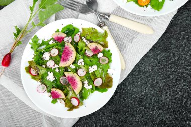 Taze karpuz turp salatası. Vegan, Vejetaryen, temiz yemek, diyet, gıda konsepti.