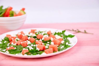 Beyaz peynir ve arugula ile taze yaz karpuz salatası