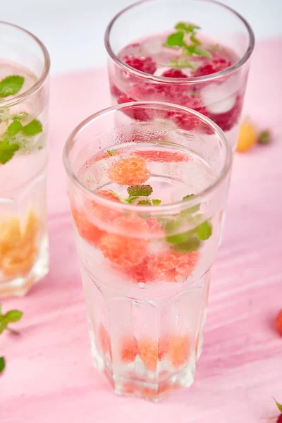 3가지 색상라즈베리를 첨가한 디톡스 주입된 맛의 물 — 스톡 사진