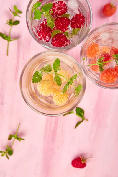 Detoks üç renkli ahududu ile aromalı su aşılanmış