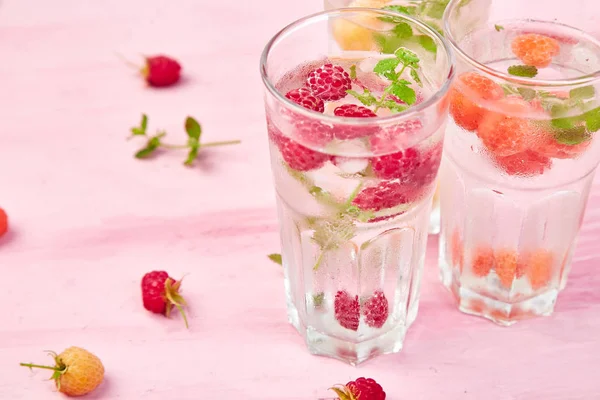 Entgiftet aromatisiertes Wasser mit dreifarbigen Himbeeren — Stockfoto